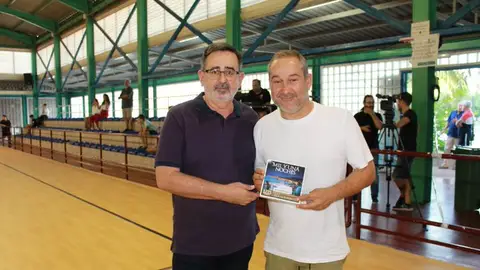 Juanjo Ávila (i), presidente del Club Balonmano Elche, en el pabellón de Carrús. CLUB BALONMANO ELCHE