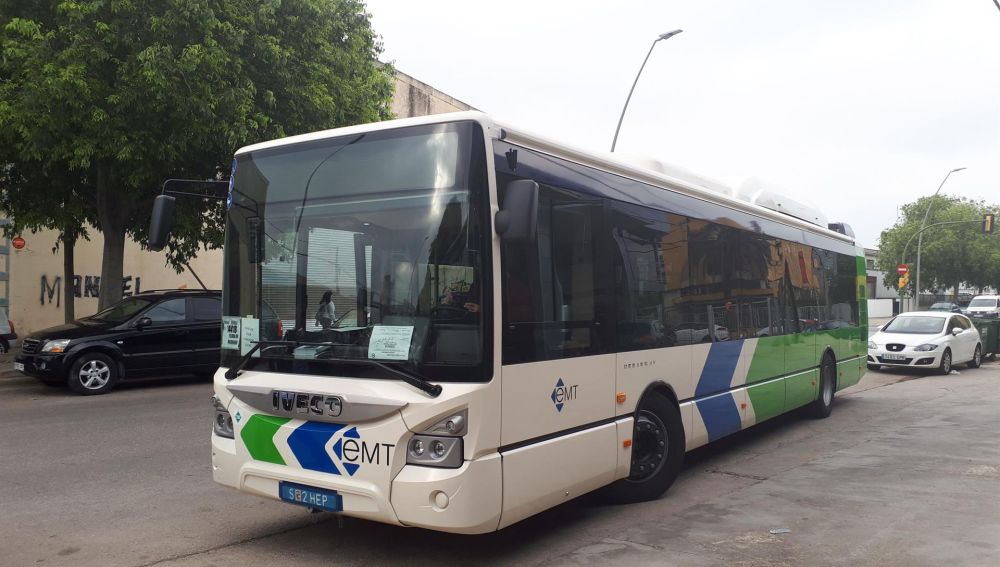 Un autobús de la empresa pública de transportes de Palma EMT.