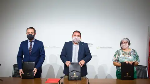El presidente del Parlamento, Unai Hualde (c), el rector de la Universidad Pública de Navarra, Ramón Gonzalo, y la responsable del Comité de Entidades de Representantes de Personas con Discapacidad de Navarra (CERMN), Mari Luz Sanz. Parlamento de Navarra
