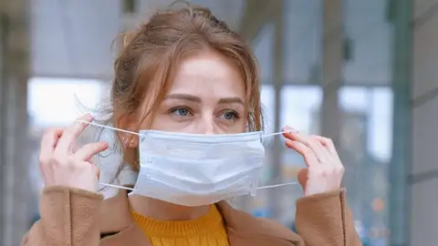Consejos para preparar nuestra piel ante el uso de la mascarilla en buenas manos