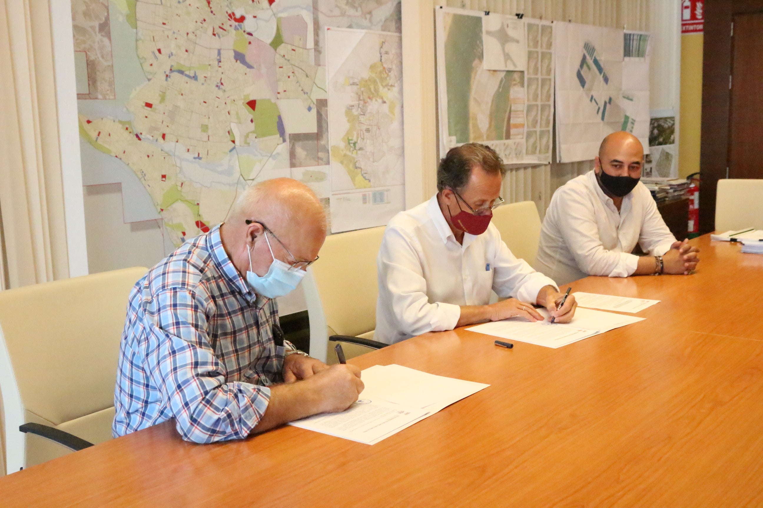 El Ayuntamiento y la Unión de Viticultores unen fuerzas por el futuro de la cultura del vino chiclanero El Ayuntamiento y la Unión de Viticultores unen fuerzas por el futuro de la cultura del vino chiclanero