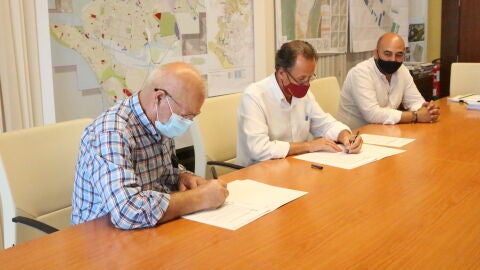 Instantes de la firma del convenio