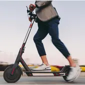 Un patinete circulando en una calle Un patinete circulando en una calle