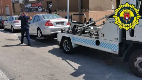 La grúa arrastra el vehículo con matrícula falsa La grúa arrastra el vehículo con matrícula falsa