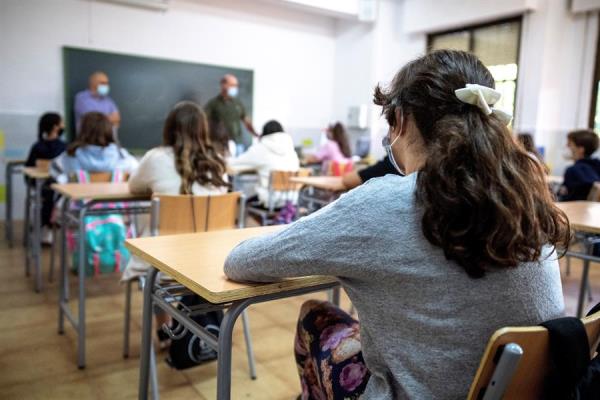 La Generalitat instalará 8000 purificadores de aire en las aulas sin ventilación natural La Generalitat instalará 8000 purificadores de aire en las aulas sin ventilación natural