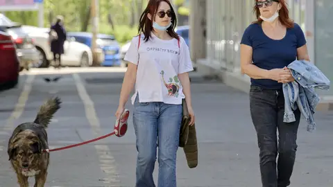 mujeres sacando al perro con mascarilla mujeres sacando al perro con mascarilla