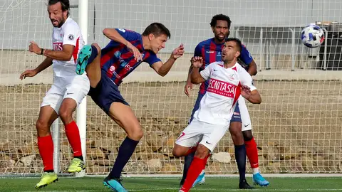 el azulgrana Diego del Castillo pugna por un balón con dos contrarios. Gimnástica Segoviana