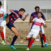 el azulgrana Diego del Castillo pugna por un balón con dos contrarios.