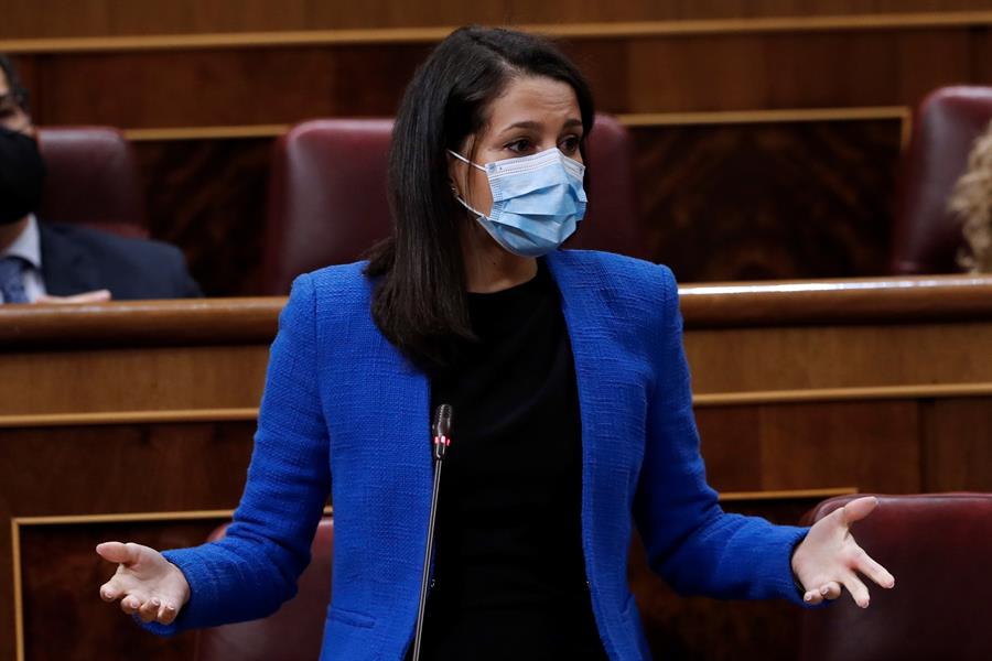 Arrimadas: "El Gobierno mete la mano en los medios y la Justicia y no en la crisis humanitaria y del COVID" Arrimadas: "El Gobierno mete la mano en los medios y la Justicia y no en la crisis humanitaria y del COVID"