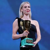 La actriz Vanessa Kirby sostiene la Copa Volpi a la Mejor Actriz en Venecia 2020