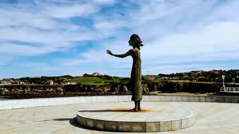 "La madre del emigrante" (Gijón) La escultura de Ramón de Muriedas cumple 50 años