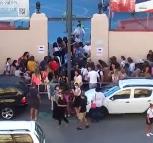 Aglomeraciones y largas colas de padres y niños a las puertas de un colegio en Tarragona Aglomeraciones y largas colas de padres y niños a las puertas de un colegio en Tarragona