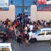 Aglomeraciones y largas colas de padres y niños a las puertas de un colegio en Tarragona Aglomeraciones y largas colas de padres y niños a las puertas de un colegio en Tarragona