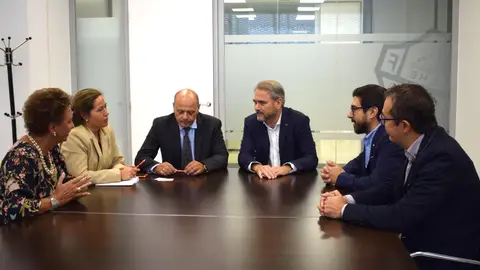 María Teresa Pérez Vázquez, Patricia Rodríguez, Joaquín Buitrago, Juan José Ruiz, Raúl Reina y José Juan López Espín, en la firma del convenio de colaboración entre la UMH y el Elche CF correspondiente a la temporada 2019/20. ELCHE CF