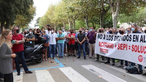 Ana Mestre junto a los manifestantes de Alestis