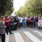 Ana Mestre junto a los manifestantes de Alestis Ana Mestre junto a los manifestantes de Alestis