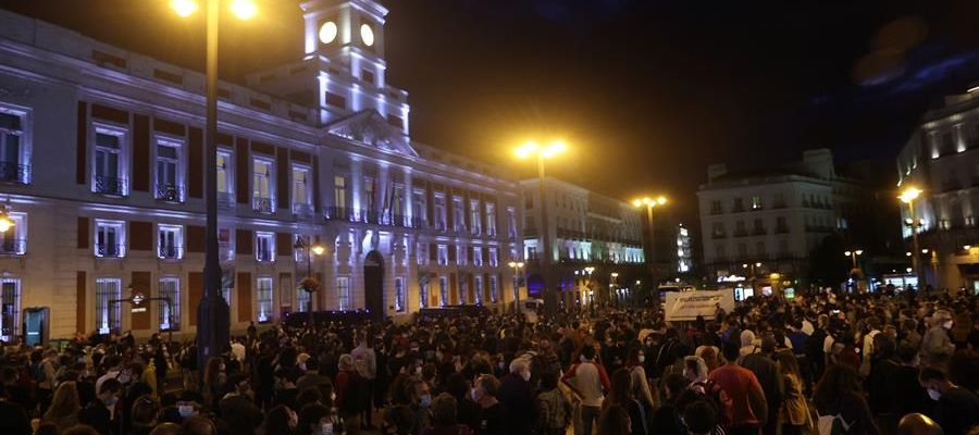 Cientos de ciudadanos en la Puerta del Sol Cientos de ciudadanos en la Puerta del Sol