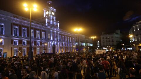  Cientos de ciudadanos en la Puerta del Sol