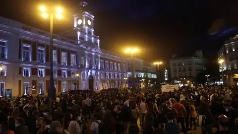 Cientos de ciudadanos en la Puerta del Sol Cientos de ciudadanos en la Puerta del Sol