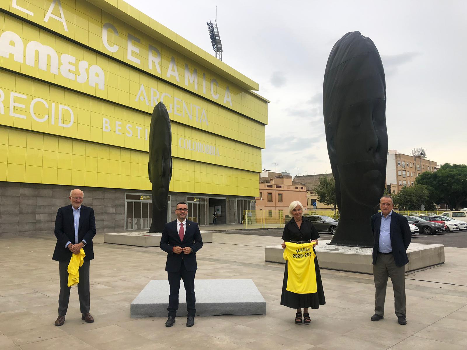 'Silvia' y 'Maria' de l'escultor Jaume Plensa custodiaràn any i mig la plaça de l'estadi de la Ceràmica 'Silvia' y 'Maria' de l'escultor Jaume Plensa custodiaràn any i mig la plaça de l'estadi de la Ceràmica