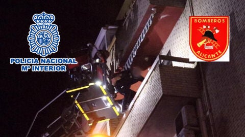 Un momento de la intervenci&oacute;n desde la calle