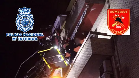 Un momento de la intervención desde la calle Un momento de la intervención desde la calle