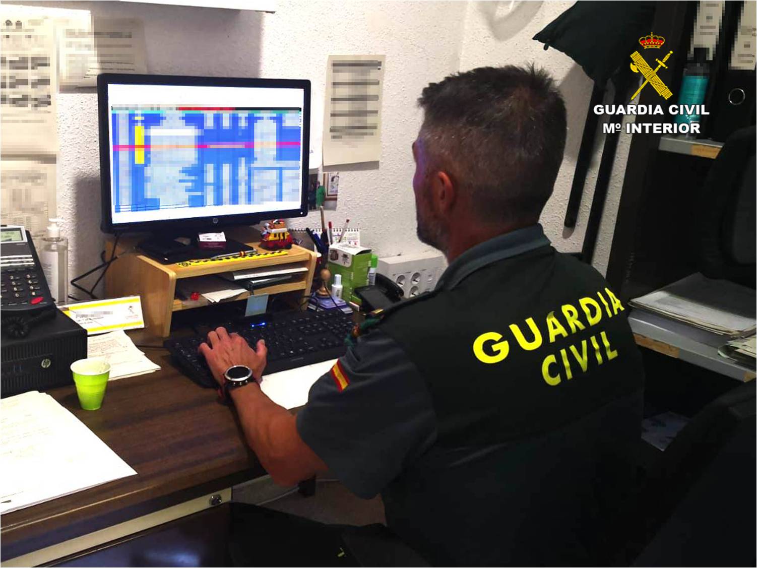La Guardia Civil desarticula un grupo con base en Elda por estafar más de 80.000 euros usurpando identidades y dar de alta contratos falsos La Guardia Civil desarticula un grupo con base en Elda por estafar más de 80.000 euros usurpando identidades y dar de alta contratos falsos