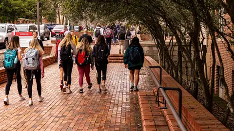 EDUCACIÓN A DISTANCIA: Estudiantes de camino a clase EDUCACIÓN A DISTANCIA