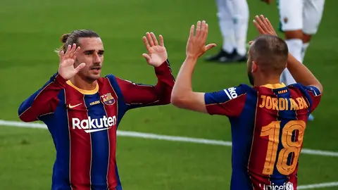 El delantero francés del FC Barcelona Antoine Griezmann (izda) celebra con Jordi Alba el gol conseguido El delantero francés del FC Barcelona Antoine Griezmann (izda) celebra con Jordi Alba el gol conseguido
