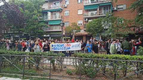 Vecinos de Villa de Vallecas protestan contra las nuevas restricciones
