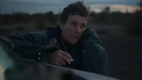 La actriz Frances McDormand, en un fotograma de la película 'Nomadland' TEMPORADA DE PREMIOS