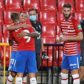 Los jugadores del Granada, Roberto Soldado y el venezolano, Darwin Machís (i), celebran el segundo gol