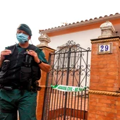 Un agente de la Guardia Civil de Zafra (Badajoz) vigila la vivienda del autor confeso de Manuela Chavero Un agente de la Guardia Civil de Zafra (Badajoz) vigila la vivienda del autor confeso de Manuela Chavero