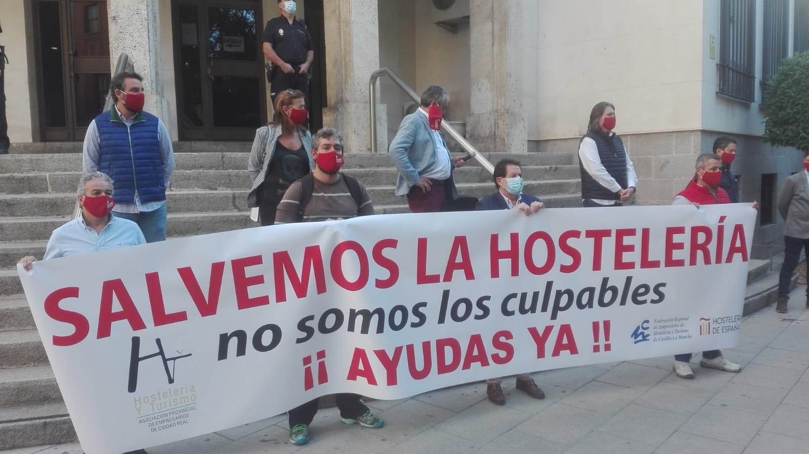 Los hosteleros de Ciudad Real claman "¡Salvemos la hostelería, no mas tonterías!" Los hosteleros de Ciudad Real claman "¡Salvemos la hostelería, no mas tonterías!"