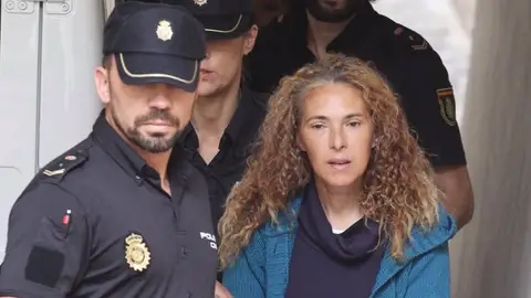 Concepción Martín escoltada por la policía nacional Concepción Martín escoltada por la policía nacional