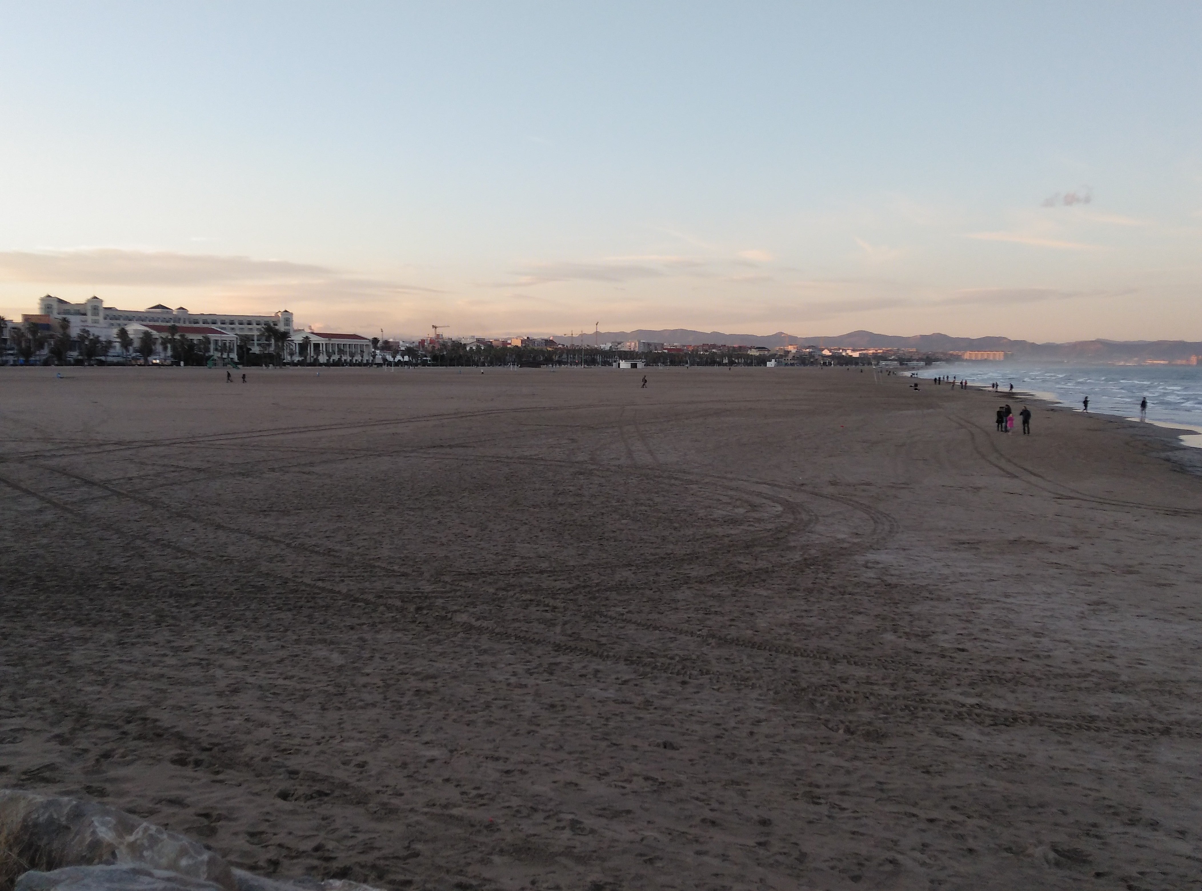 El Ayuntamiento de València estudia prohibir fumar en todas las playas El Ayuntamiento de València estudia prohibir fumar en todas las playas