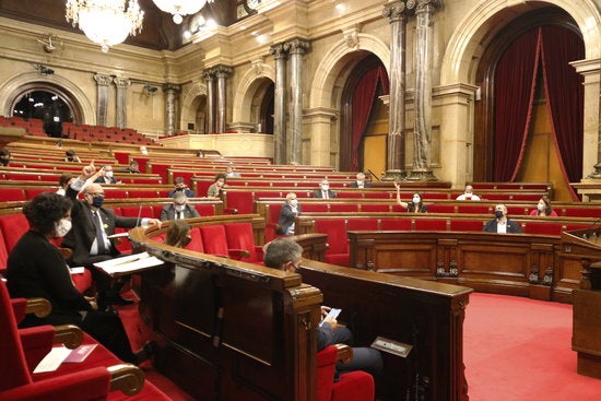 El catedràtic de dret constitucional Xavier Arbós creu que ni Puig ni Puigdemont haurien de votar dilluns El catedràtic de dret constitucional Xavier Arbós creu que ni Puig ni Puigdemont haurien de votar dilluns