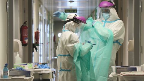 Sanitarios coloc&aacute;ndose el traje EPI