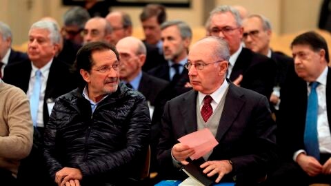 El expresidente de Bankia Rodrigo Rato (d) junto al exconsejero de Caja Madrid Jos&eacute; Antonio Moral Sant&iacute;n (i), durante la primera sesi&oacute;n del juicio por la salida a Bolsa de la entidad en 2011