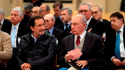 El expresidente de Bankia Rodrigo Rato durante la primera sesión del juicio por la salida a Bolsa de la entidad en 2011 El expresidente de Bankia Rodrigo Rato (d) junto al exconsejero de Caja Madrid José Antonio Moral Santín (i), durante la primera sesión del juicio por la salida a Bolsa de la entidad en 2011