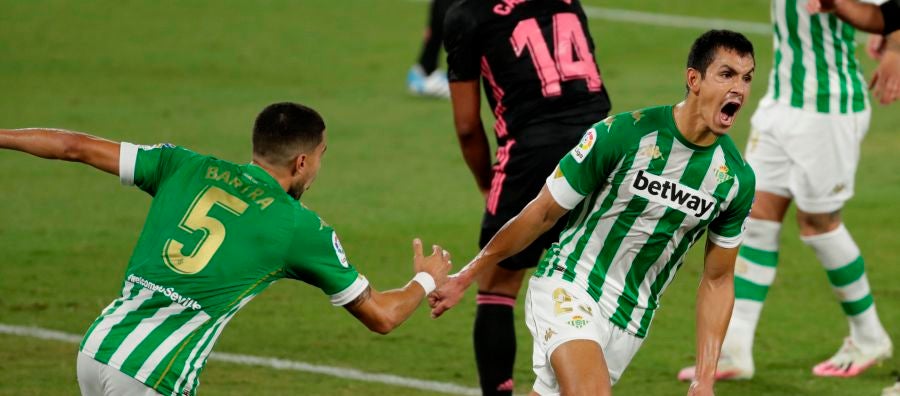 Bartra y Mandi celebran un gol del Betis. Bartra y Mandi celebran un gol del Betis.