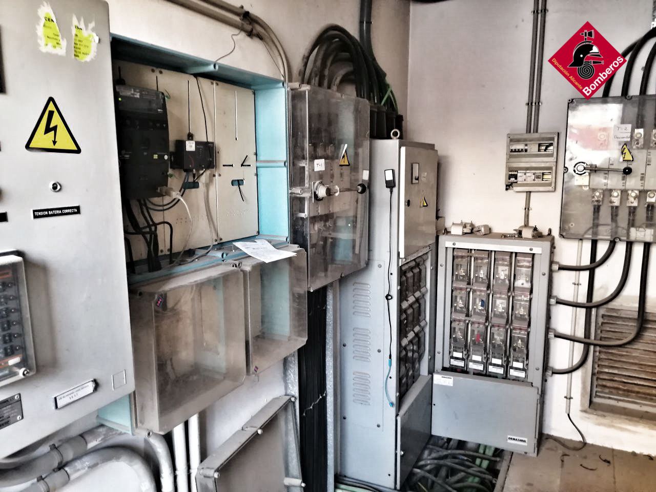 Dos trabajadores resultan heridos por quemaduras al sufrir una descarga eléctrica en una empresa del polígono de Carrús de Elche cuando manipulaban un transformador Dos trabajadores resultan heridos por quemaduras al sufrir una descarga eléctrica en una empresa del polígono de Carrús de Elche cuando manipulaban un transformador