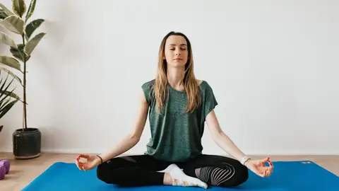 Mujer practicando mindfulness Mujer practicando mindfulness