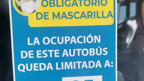 Cartel informativo en un autobús Cartel informativo en un autobús