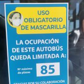 Cartel informativo en un autobús