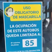 Cartel informativo en un autobús Cartel informativo en un autobús