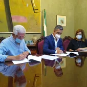 Instantes de la firma del contrato en el Ayuntamiento Instantes de la firma del contrato en el Ayuntamiento