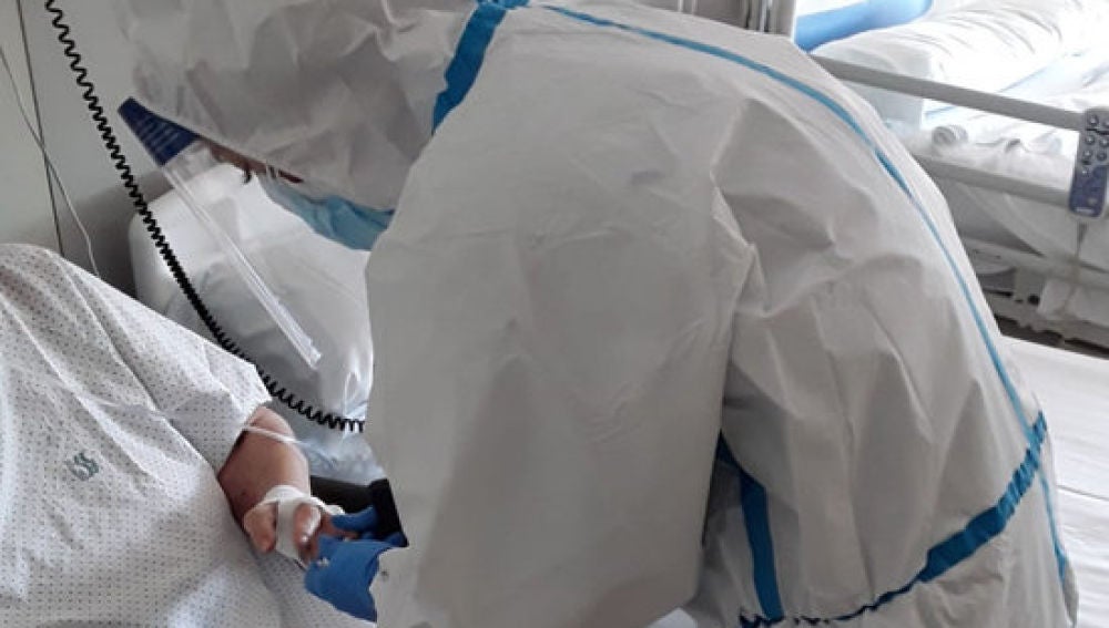 Un sanitario atiende a un paciente en un hospital durante la pandemia del covid-19.