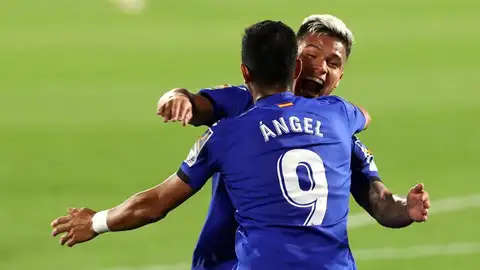 Ángel celebra su gol. Ángel celebra su gol.