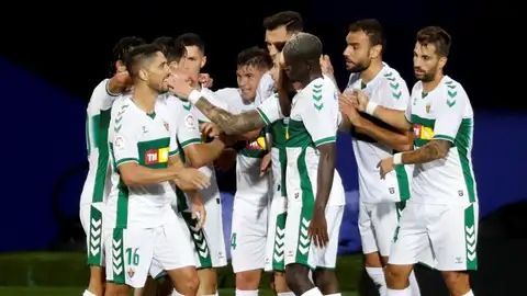 Los futbolistas del Elche celebran un gol. Los futbolistas del Elche celebran un gol.